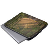 Sonnenlicht, das durch einen Wald glänzt Laptopschutzhülle (Vorne Knopf)