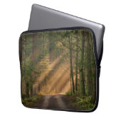 Sonnenlicht, das durch einen Wald glänzt Laptopschutzhülle (Vorderseite Links)