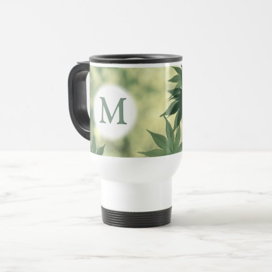 Sonnenlicht durch Ahorn-Blätter Naturemonogramm Reisebecher (Vorderseite Links)