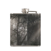 Sonnenlicht durch Bäume dunkles Wald Flachmann (Rückseite)