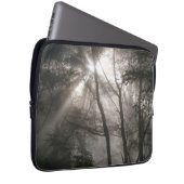 Sonnenlicht durch Bäume dunkles Wald Laptopschutzhülle (Vorne Rechts)