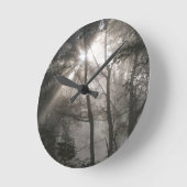 Sonnenlicht durch Bäume dunkles Wald Runde Wanduhr (Winkel)