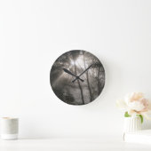 Sonnenlicht durch Bäume dunkles Wald Runde Wanduhr (Zuhause)