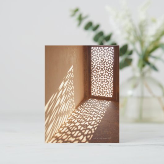 Sonnenlicht durch dekorative Fenster Postkarte (Stehend Vorderseite)