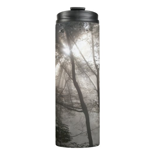 Sonnenlicht durch dunkle Waldbaeume Thermosbecher (Vorderseite)