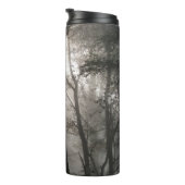 Sonnenlicht durch dunkle Waldbaeume Thermosbecher (Nach rechts gedreht)