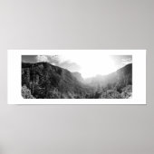 Sonnenlicht im Tal Panorama Schwarz-Weiß Poster (Vorne)