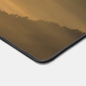 Sonnenlicht strahlt am Nebel Schreibtischunterlage (Ecke)