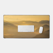 Sonnenlicht strahlt am Nebel Schreibtischunterlage (Tastatur & Maus)