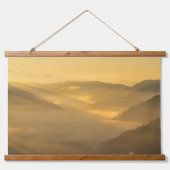 Sonnenlicht strahlt am Nebel Wandteppich Mit Holzrahmen (Vorne)