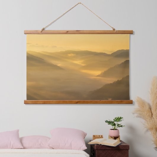 Sonnenlicht strahlt am Nebel Wandteppich Mit Holzrahmen (Schlafzimmer)