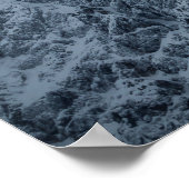 Sonnenlicht und dunkle Wolken über schneebedeckten Poster (Ecke)