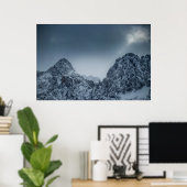 Sonnenlicht und dunkle Wolken über schneebedeckten Poster (Heimbüro)