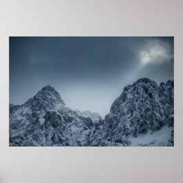 Sonnenlicht und dunkle Wolken über schneebedeckten Poster