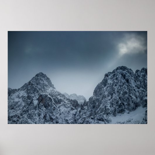 Sonnenlicht und dunkle Wolken über schneebedeckten Poster (Vorne)