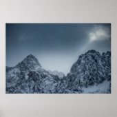 Sonnenlicht und dunkle Wolken über schneebedeckten Poster (Vorne)