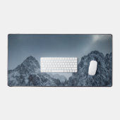 Sonnenlicht und dunkle Wolken über schneebedeckten Schreibtischunterlage (Tastatur & Maus)