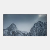 Sonnenlicht und dunkle Wolken über schneebedeckten Schreibtischunterlage (Vorderseite)