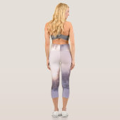 Sonnenlicht und Fichtenwald Capri Leggings (Rückseite)