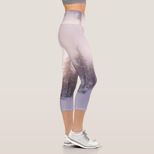 Sonnenlicht und Fichtenwald Capri Leggings (Rechts)