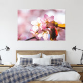 Sonnenlicht- und Schattenspiel auf Sakura-Petalen Leinwanddruck (Insitu (Schlafzimmer))