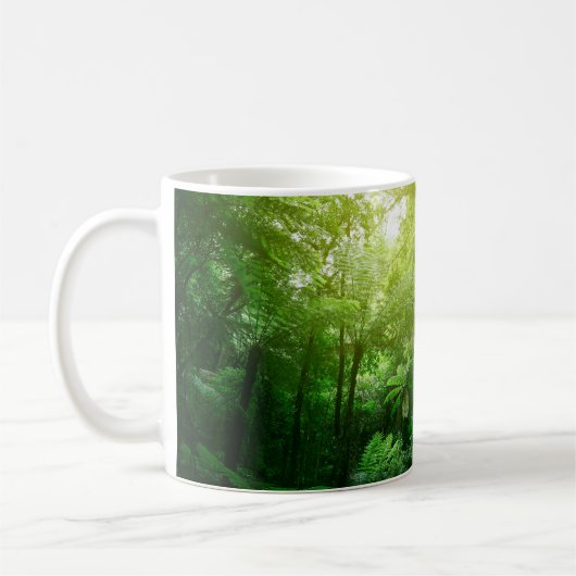 Sonnenlichtes Baumdach im tropischen Dschungel Kaffeetasse (Links)