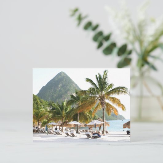 Sonnenliegen am Strand in der Nähe der Pitons in S Postkarte (Stehend Vorderseite)