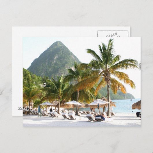 Sonnenliegen am Strand in der Nähe der Pitons in S Postkarte (Vorne/Hinten)