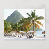 Sonnenliegen am Strand in der Nähe der Pitons in S Postkarte (Vorderseite)