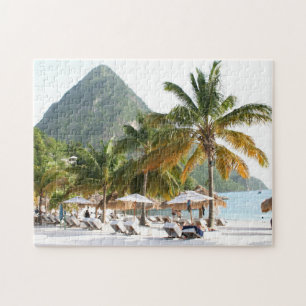 Sonnenliegen am Strand in der Nähe der Pitons in S Puzzle