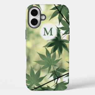 Sonnenschein durch Ahornblätter Monogramm iPhone 16 Plus Hülle