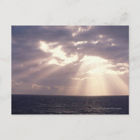 Sonnenschein durch Wolken über dem Meer Postkarte (Vorderseite)