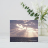 Sonnenschein durch Wolken über dem Meer Postkarte (Stehend Vorderseite)