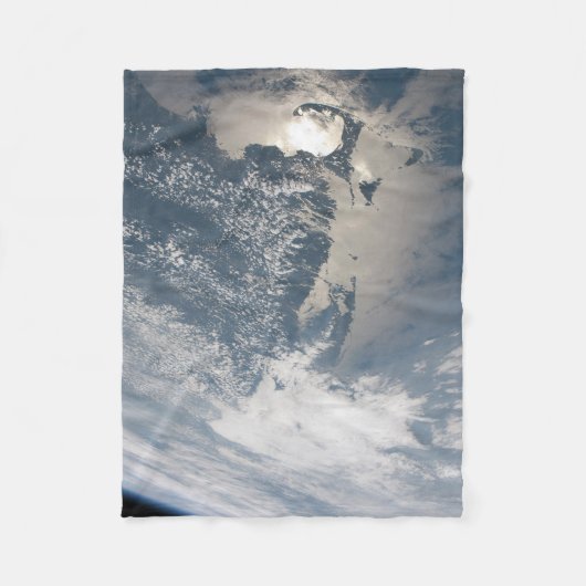 Sonnenschein im Wasser der Erde. Fleecedecke (Vorderseite)