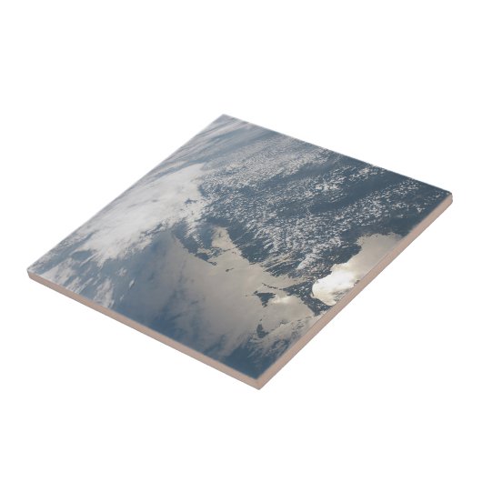 Sonnenschein im Wasser der Erde. Fliese (Seite)