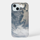 Sonnenschein im Wasser der Erde. iPhone 15 Hülle (Rückseite)