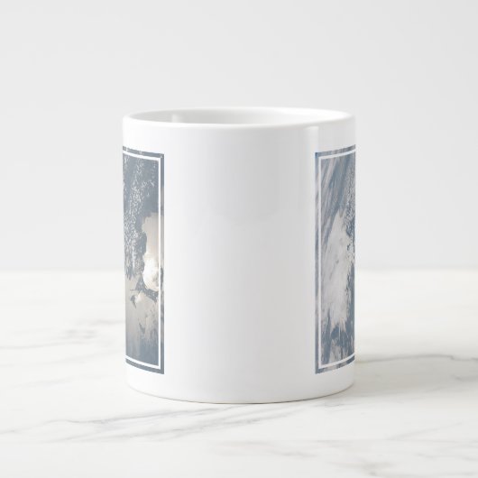 Sonnenschein im Wasser der Erde. Jumbo-Tasse (Vorderseite)