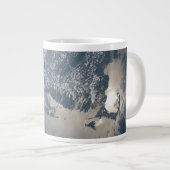 Sonnenschein im Wasser der Erde. Jumbo-Tasse (Vorderseite Rechts)