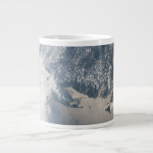 Sonnenschein im Wasser der Erde. Jumbo-Tasse (Vorderseite)