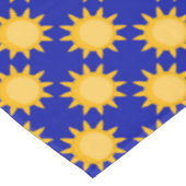 Sonnenschein-Sonnenmuster-Design auf Blau  Tischdecke (Schrägansicht)