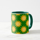 Sonnenschein-Sonnenmuster-Design auf Grün Tasse (VorderseiteRechts)