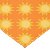 Sonnenschein-Sonnenmuster-Design auf Orange Tischdecke (Schrägansicht)