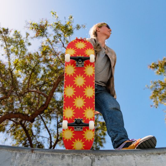 Sonnenschein-Sonnenmuster-Design auf Rot Skateboard (Außen 1)