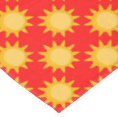 Sonnenschein-Sonnenmuster-Design auf Rot Tischdecke (Schrägansicht)