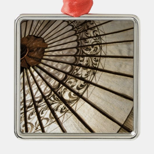 Sonnenschirm oder asiatischer Sonnenschirm Silbernes Ornament (Vorne)
