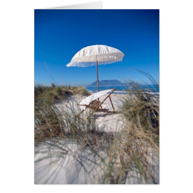 Sonnenschirm und Liegestühle am Strand (Vorne)