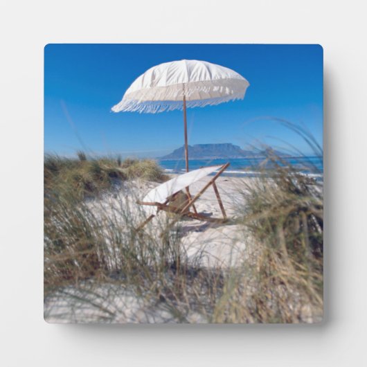 Sonnenschirm und Liegestühle am Strand Fotoplatte (Vorderseite)