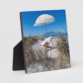 Sonnenschirm und Liegestühle am Strand Fotoplatte (Vorderseite)