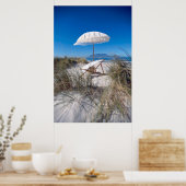 Sonnenschirm und Liegestühle am Strand Poster (Küche)