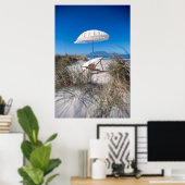 Sonnenschirm und Liegestühle am Strand Poster (Heimbüro)
